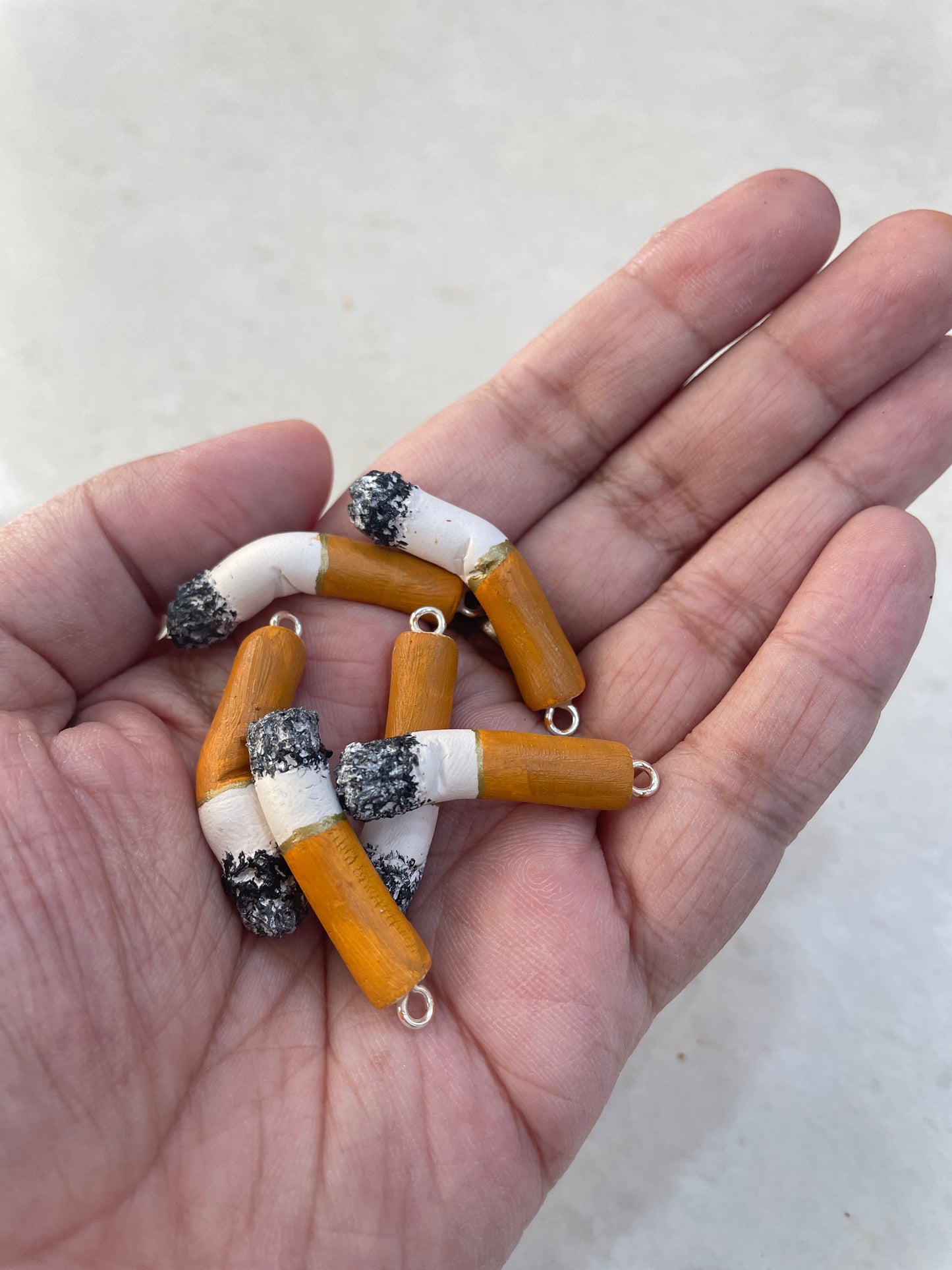 Boucles d’oreilles miniatures de bout de cigarette