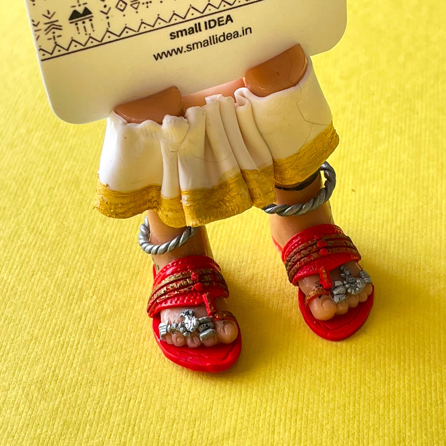 Aprajita Toor Tribal Feet Kolhapuri Chappals Marque-page miniature aux longues jambes