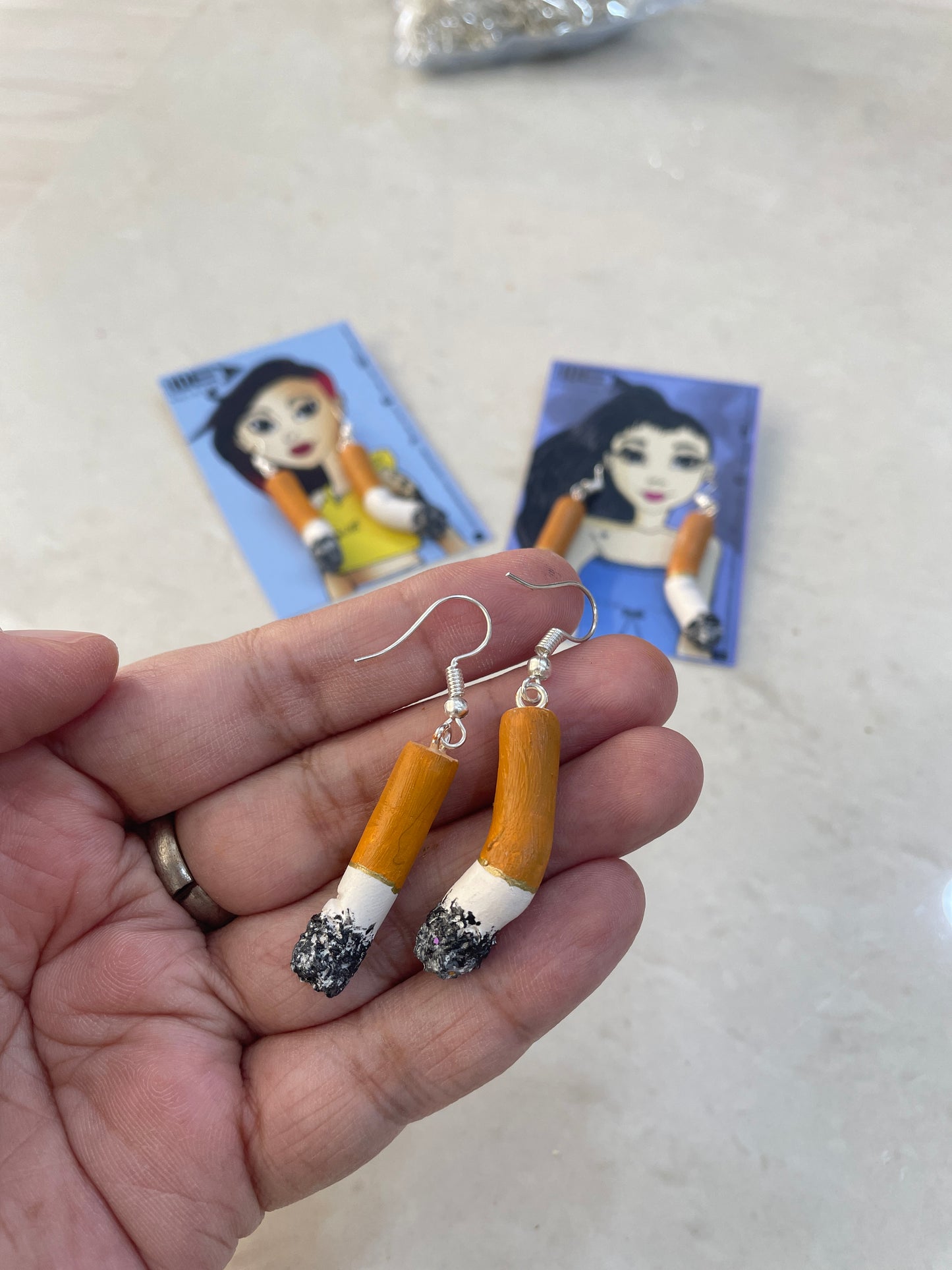 Boucles d’oreilles miniatures de bout de cigarette