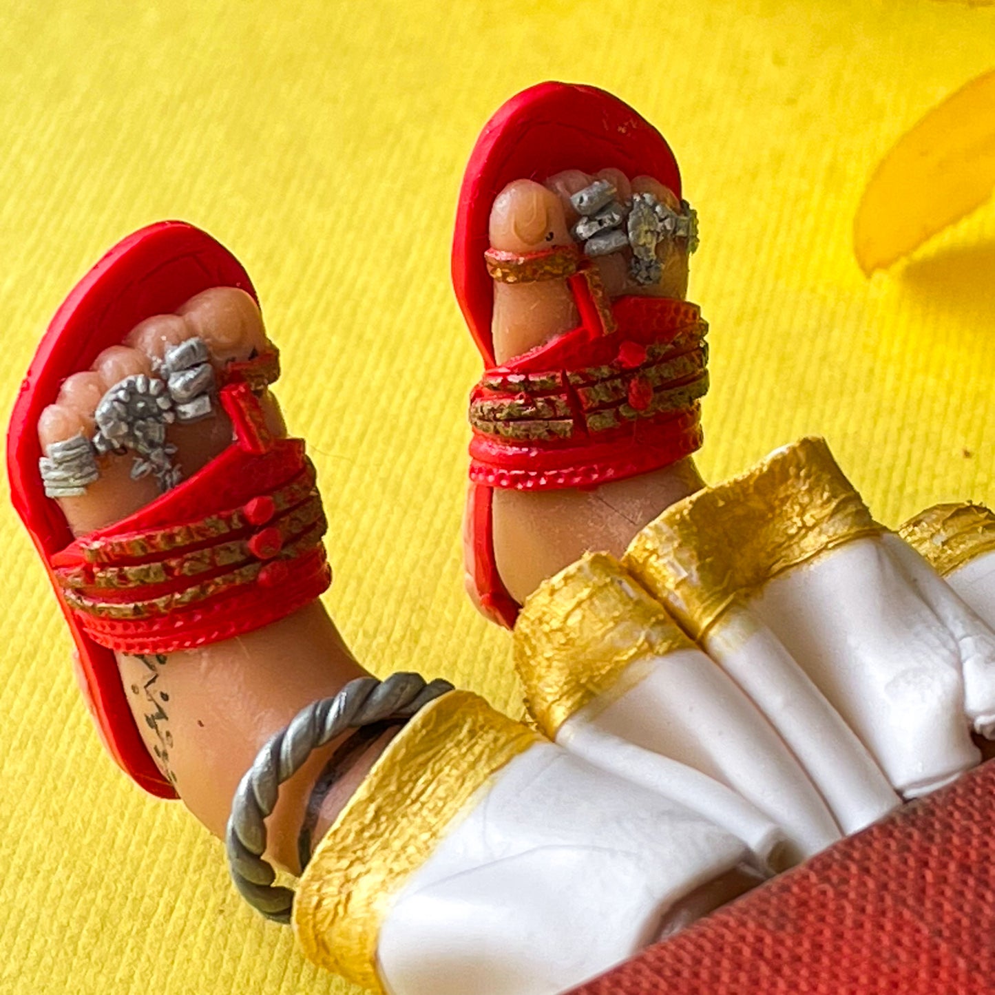 Aprajita Toor Tribal Feet Kolhapuri Chappals Marque-page miniature aux longues jambes