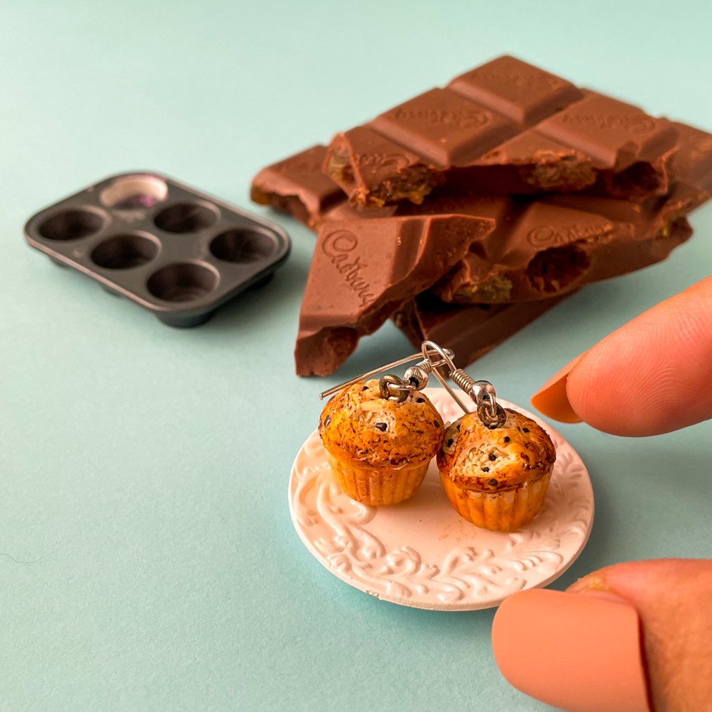 Muffin à la vanille avec boucles d’oreilles alimentaires miniatures aux pépites de chocolat