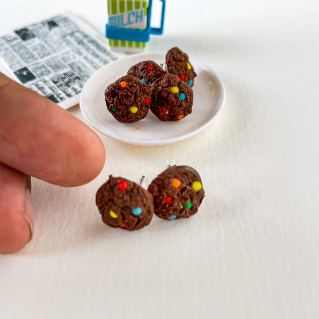 Biscuit au chocolat avec des clous d'oreilles alimentaires miniatures de pierres précieuses
