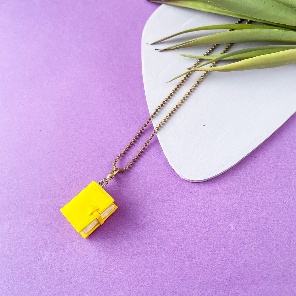 Collier pendentif à breloque journal miniature planificateur jaune